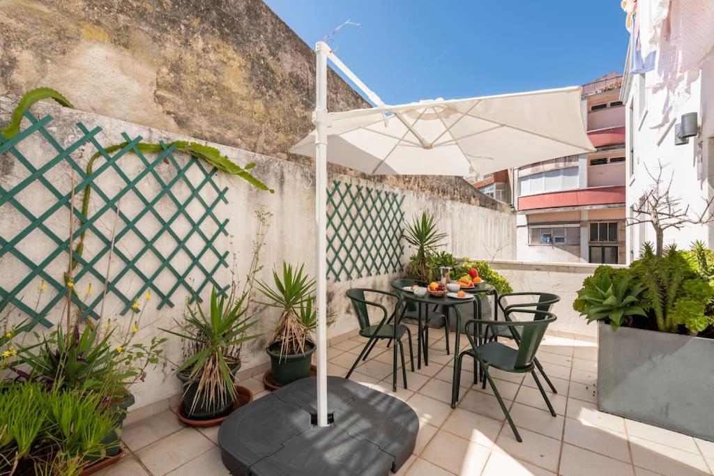 Patio - 57655al * Lisboa